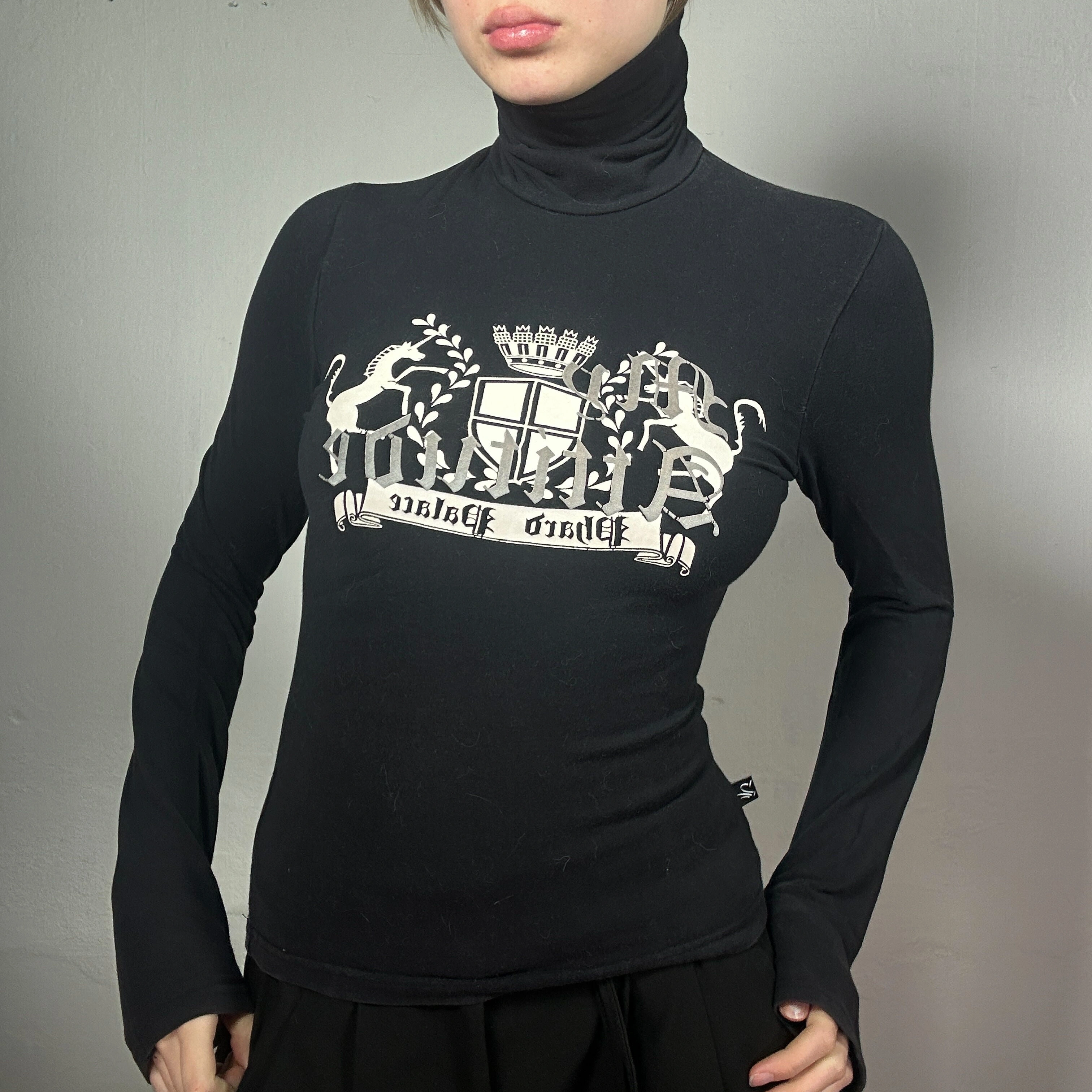 Zwarte Gothic Turtleneck met Print Uit 2000's: Tijdloos en Mysterieus (S)