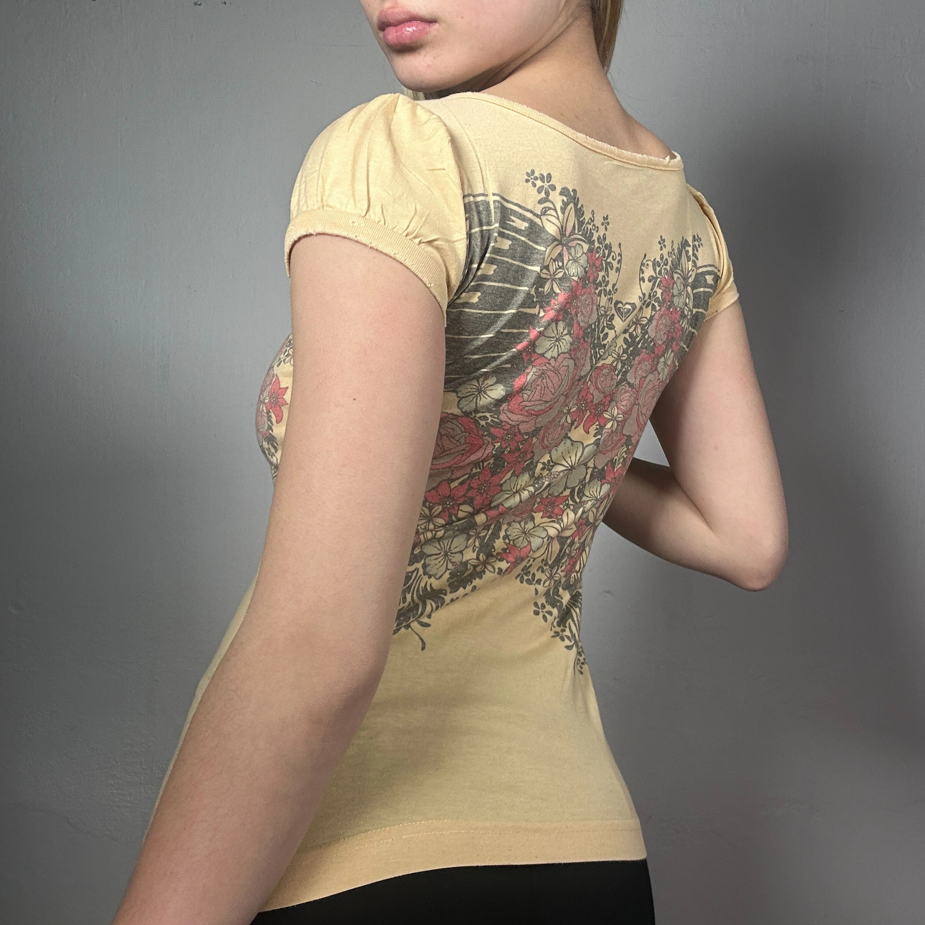 Vintage Zonnebloem Baby Tee uit de Romantische 90s, Zoete Geelbloemige Smaak voor Jou!